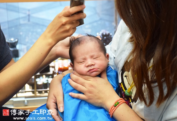 謝寶寶(台中北區嬰兒寶寶滿月剃頭理髮、免費嬰兒剃胎毛儀式吉祥話)。中國風會場，爸媽寶貝免費穿「日中韓」古裝禮服。專業拍照、DVD光碟、證書。★購買「臍帶章、肚臍章、胎毛筆刷印章」贈送：剃頭、收涎、抓周，三選一。 2015.11.15 照片15